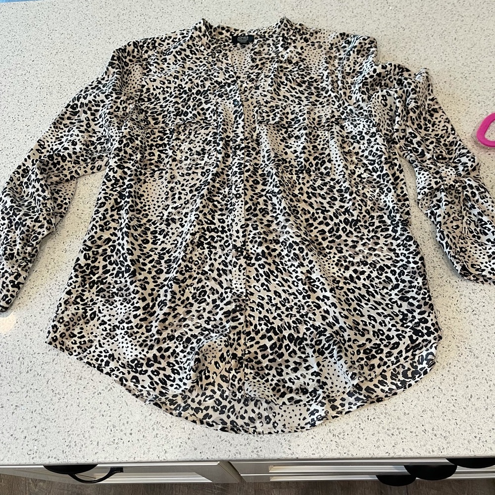 Silky size large Jones New York button up shirt
